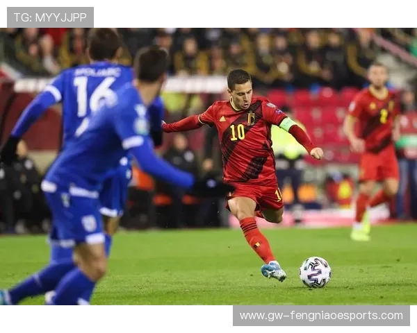 足球明星精准发边线球瞬间定格，技术与力量的完美融合展现